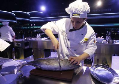 Imagen secundaria 1 - Concursantes en la gran final bajo la atenta mirada de los cocineros y miembros del jurado. 