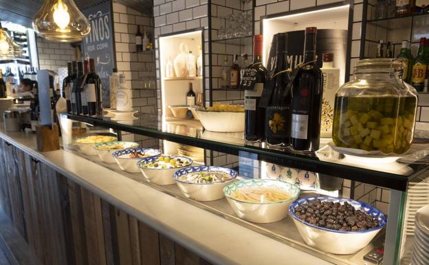 Imagen principal - 1. El expositor de La Tarasca. / 2. Pimientos verdes. / 3. Croquetas.