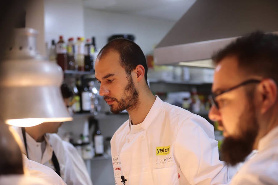 Por segundo año consecutivo el chef del Hotel Miba, José de la Blanca, reunió a casi una veintena de cocineros para conmemorar unas jornadas en honor al cocinero Emilio Cervilla. Una noche para el recuerdo, llena de connotaciones emotivas, pero sobre todo cargada de compañerismo gastronómico.
