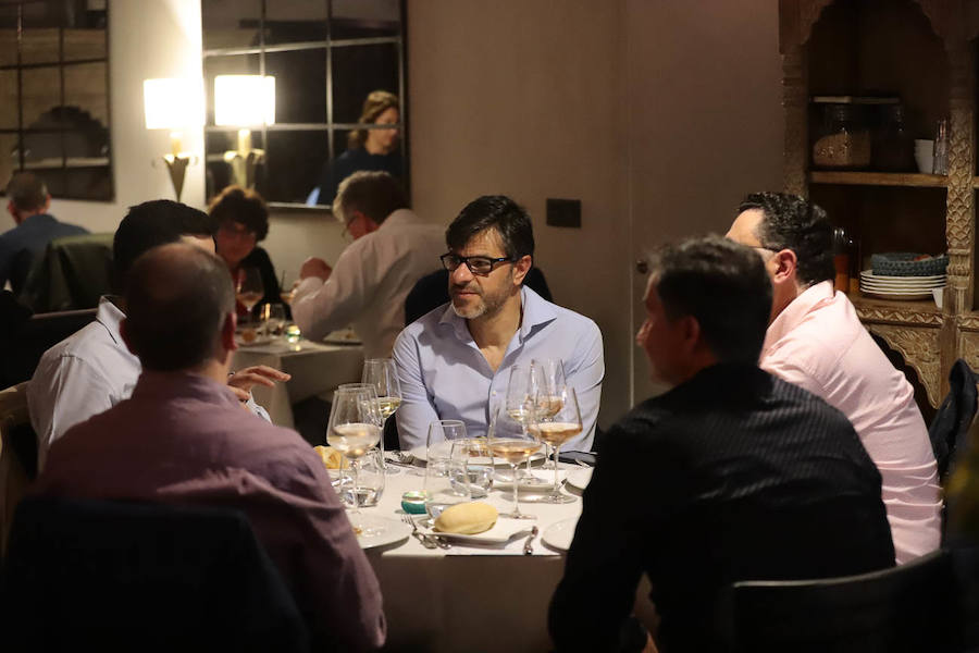 Por segundo año consecutivo el chef del Hotel Miba, José de la Blanca, reunió a casi una veintena de cocineros para conmemorar unas jornadas en honor al cocinero Emilio Cervilla. Una noche para el recuerdo, llena de connotaciones emotivas, pero sobre todo cargada de compañerismo gastronómico.