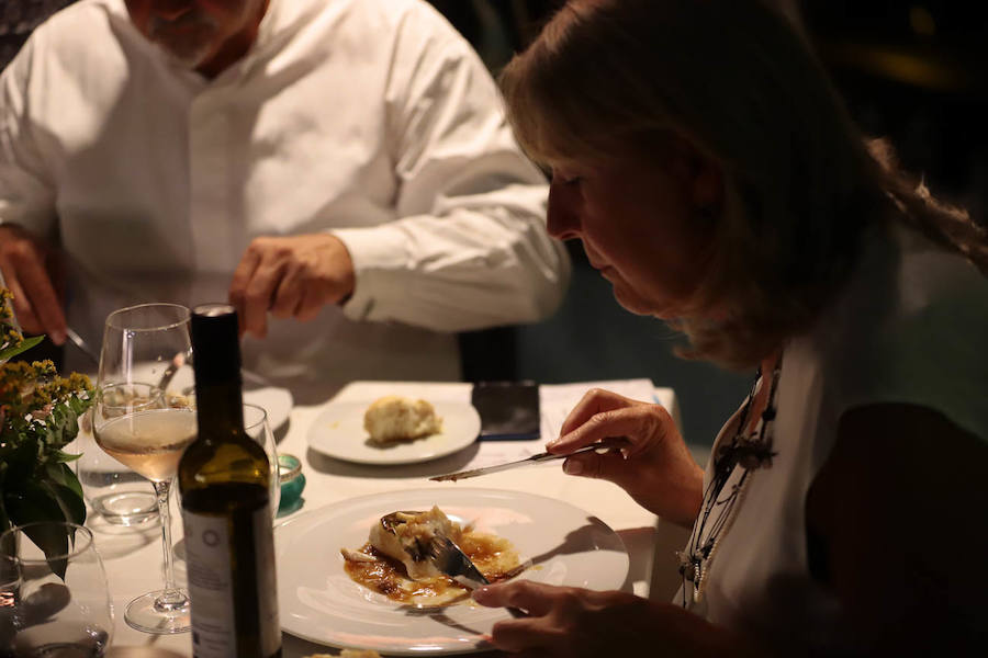 Por segundo año consecutivo el chef del Hotel Miba, José de la Blanca, reunió a casi una veintena de cocineros para conmemorar unas jornadas en honor al cocinero Emilio Cervilla. Una noche para el recuerdo, llena de connotaciones emotivas, pero sobre todo cargada de compañerismo gastronómico.