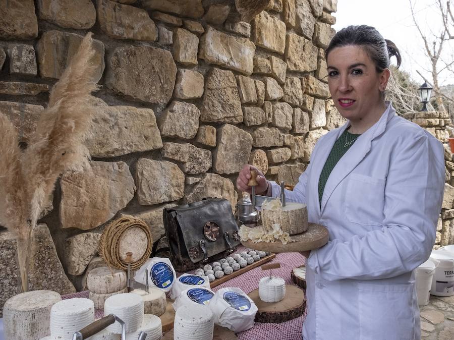 Desde Huétor Santillán Rocío elabora los quesos de la Vieja Buchaca, mientras José pastorea su rebaño de cabras por la sierra.