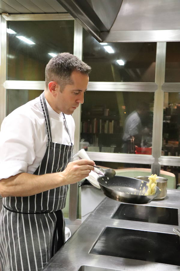 Imagen secundaria 2 - Calamar de pota (arriba), Sala de La Fábula(izq.) e Ismael Delgado salteando trigo. 