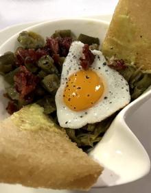 Imagen secundaria 2 - (Arriba) Ensalada de primavera. (Abajo) Cazuela de habas verdes y habas de canutillo con calçots.