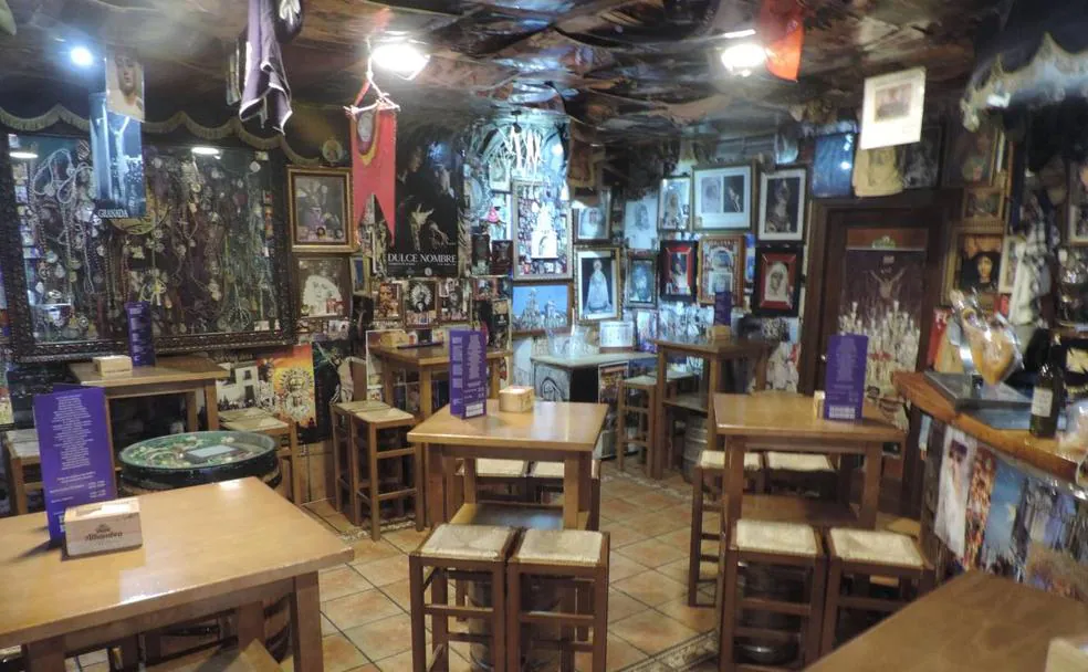 El Rincón del Cofrade es un museo, repleto de imágenes de Semana Santa.