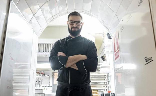 Manolo Adame, nuevo chef de Alacena de las Monjas, saluda a las puertas de la cocina.