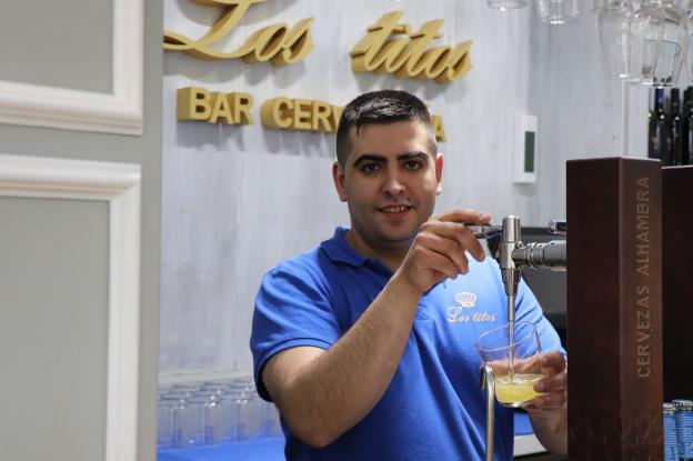 Alfonso abre sonriente el recién instalado grifo de cerveza.