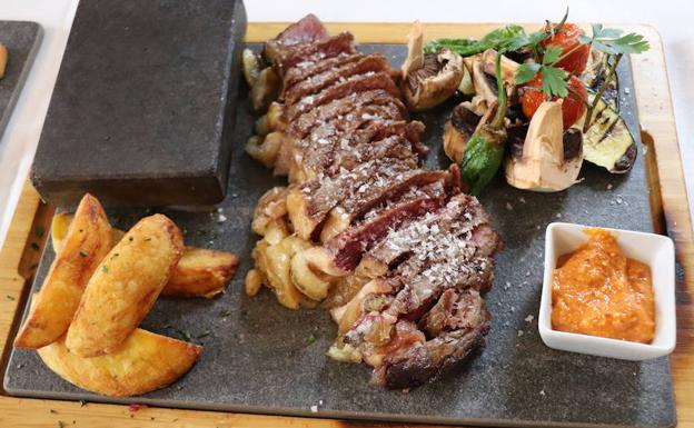 Imagen principal - Entrecort de buey, aguacates rellenos y detalle de una de las paradas de la ruta.