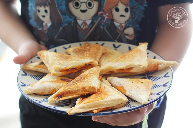 Empanadillas de pan de molde en sandwichera