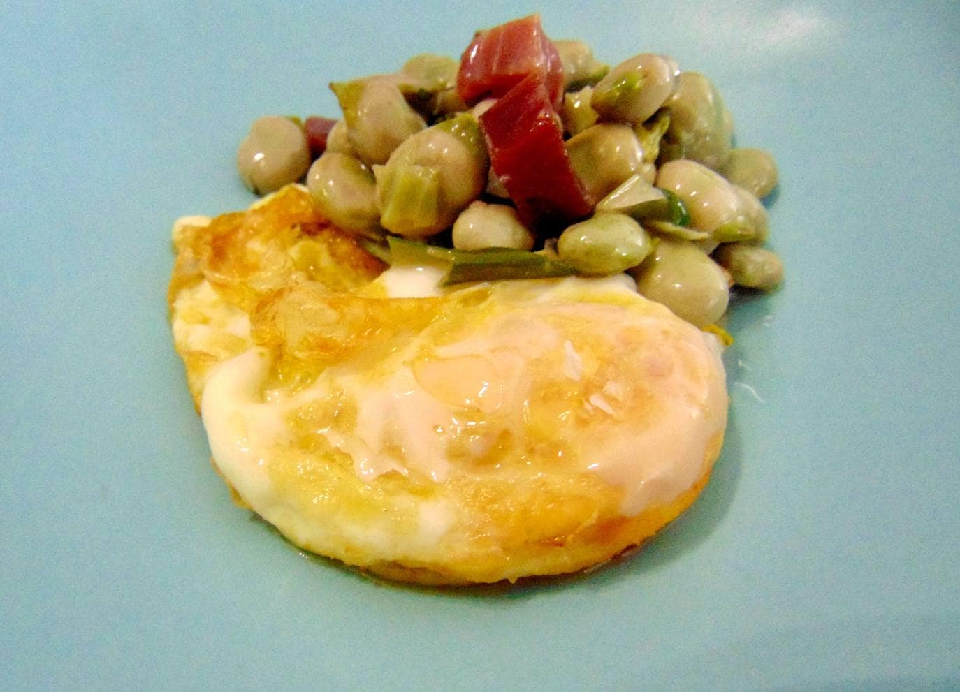 Los huevos fritos con habas y jamón serrano de La ruta del Veleta.