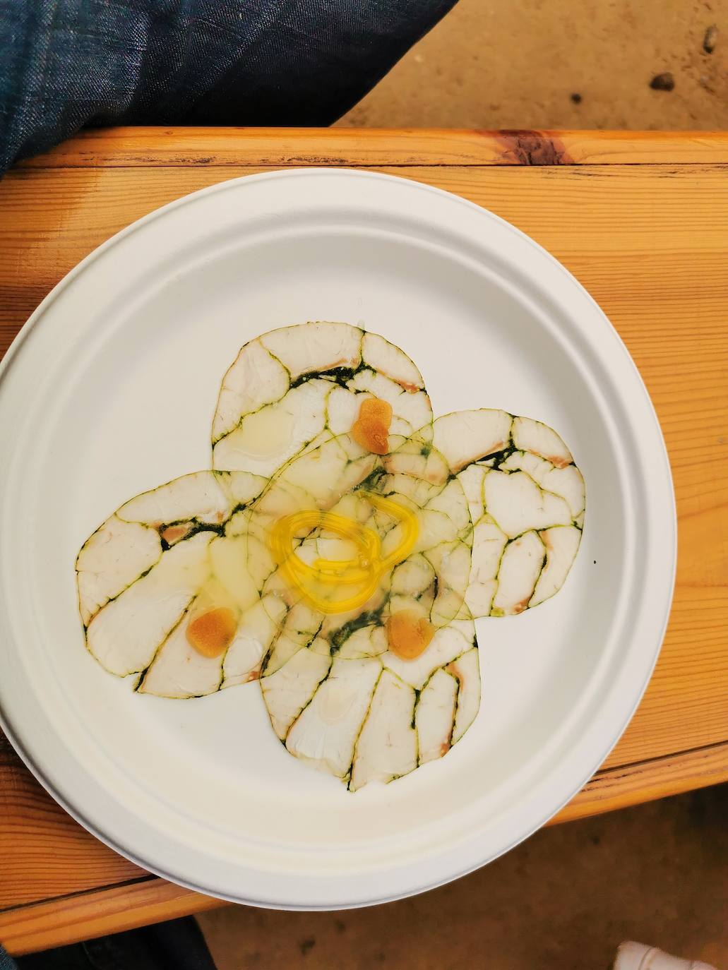 Láminas crudas de lubina de estero preparadas al ajillo por el equipo de Ángel León (Aponiente, tres estrellas Michelin).