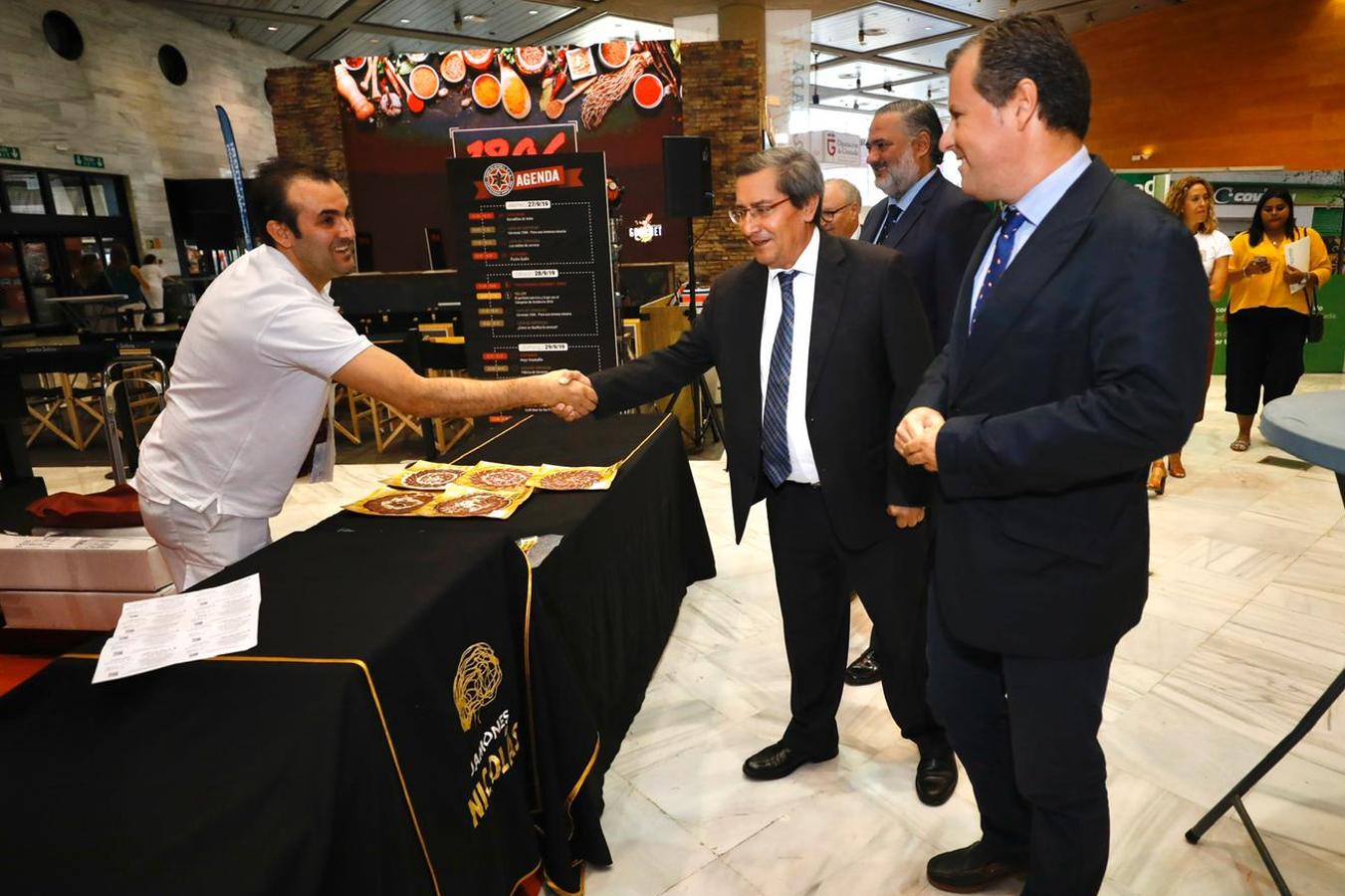 Las autoridades visitan en Granada Gourmet