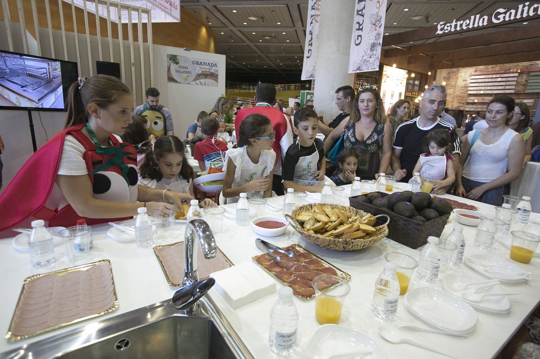 Los más pequeños aprenden a desayunar en los talleres del Gourmet