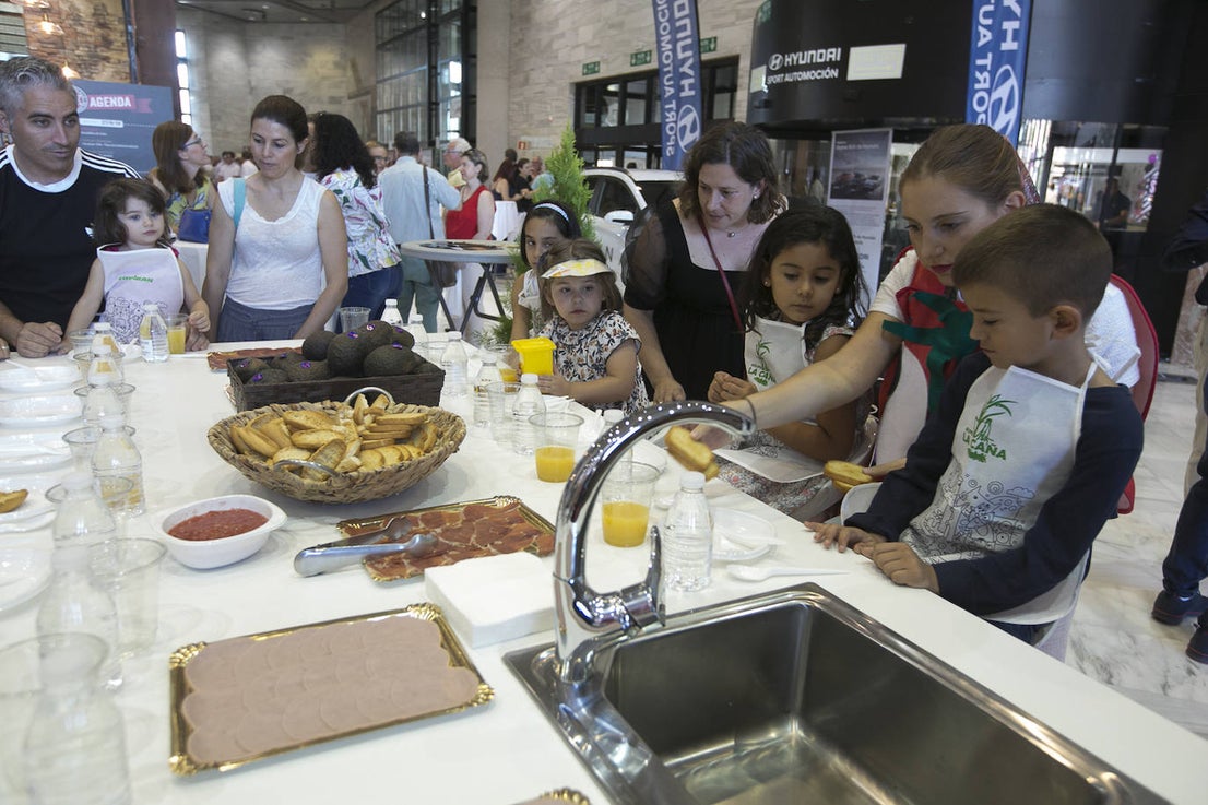 Los más pequeños aprenden a desayunar en los talleres del Gourmet