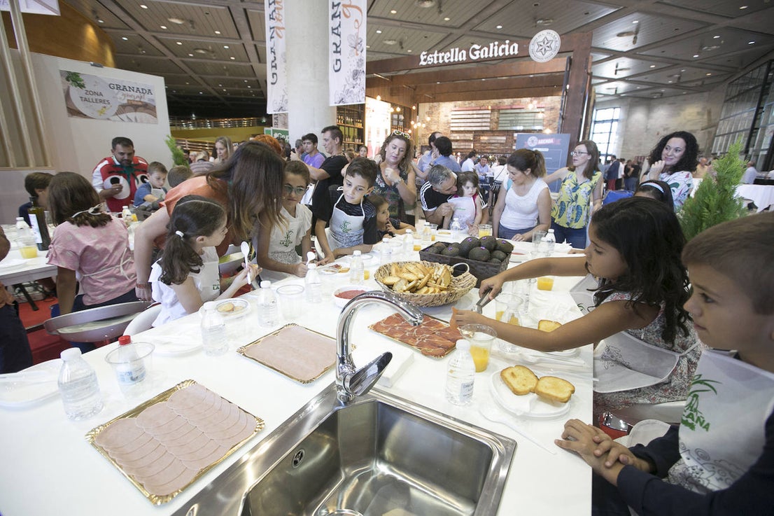 Los más pequeños aprenden a desayunar en los talleres del Gourmet