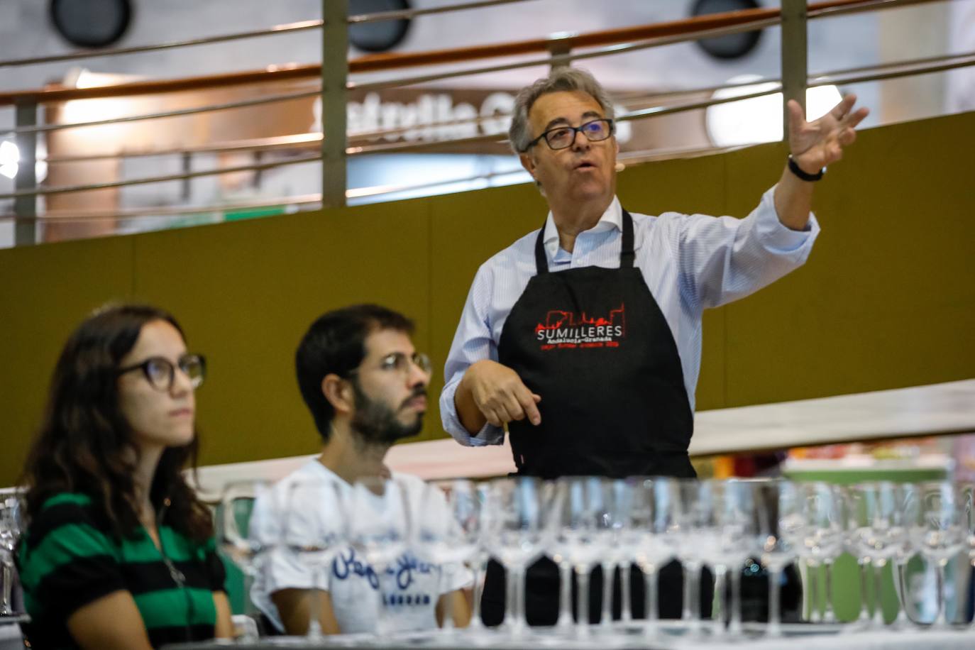 Los asistentes han podido saborear distintos caldos y varios tipos de agua 