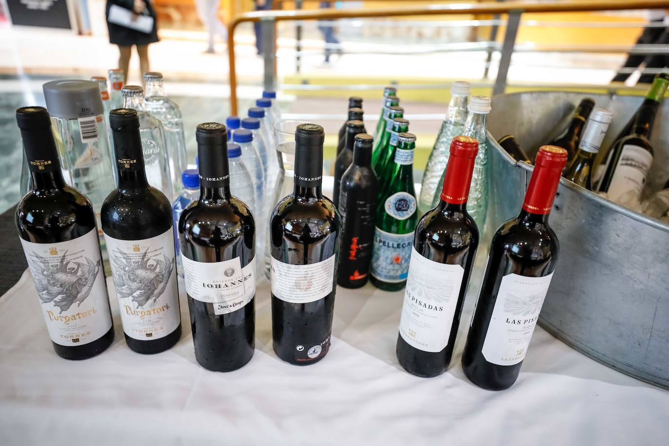 Los asistentes han podido saborear distintos caldos y varios tipos de agua 