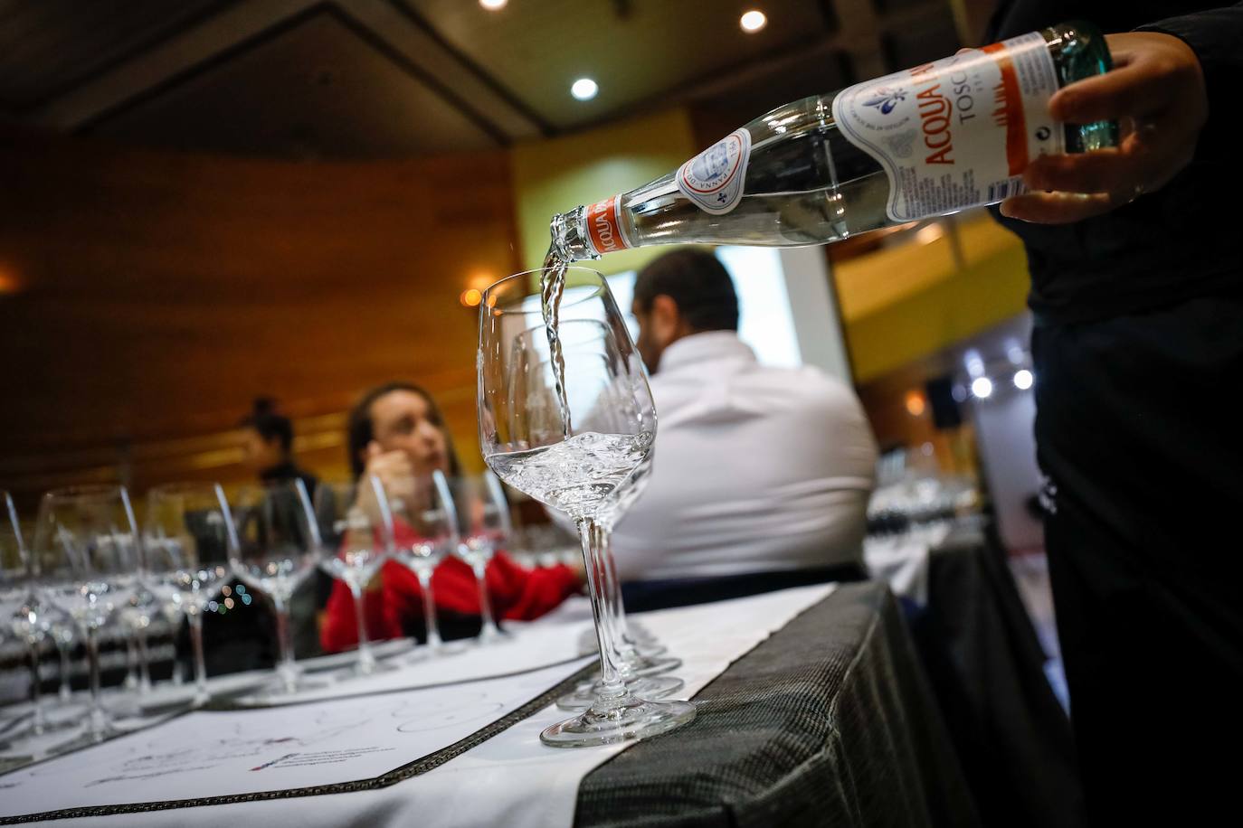 Los asistentes han podido saborear distintos caldos y varios tipos de agua 