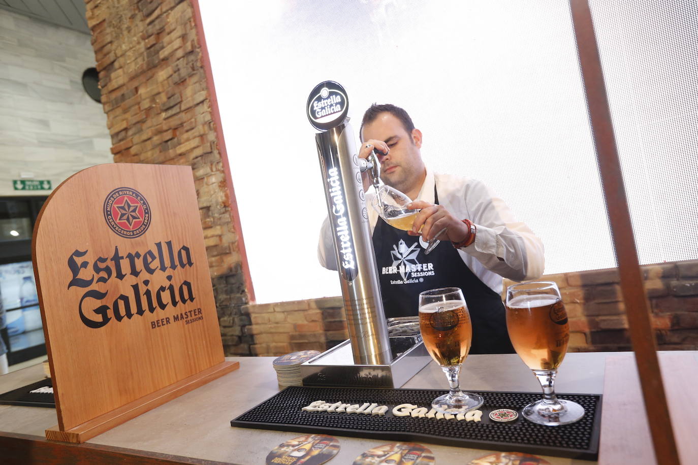 Concurso para premiar al mejor tirador de cerveza 