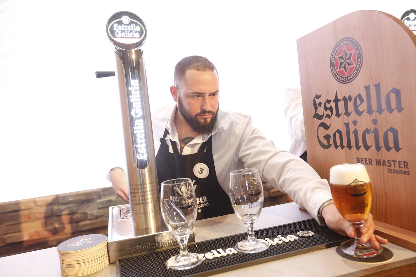 Concurso para premiar al mejor tirador de cerveza 