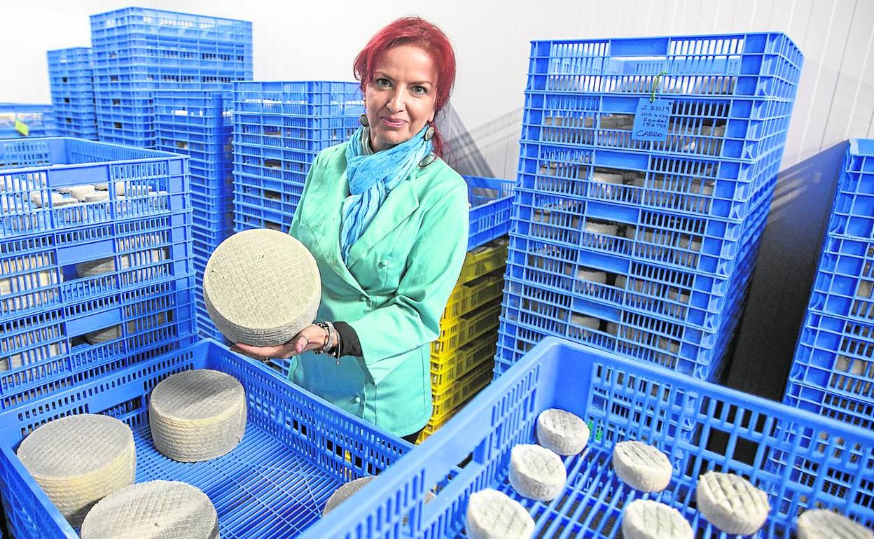Isabel Orantes muestra uno de los quesos más añejos de los fabricados en Venta del Chaleco.