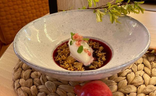 Jugo de granada, helado de melón y requesón y migas de canela