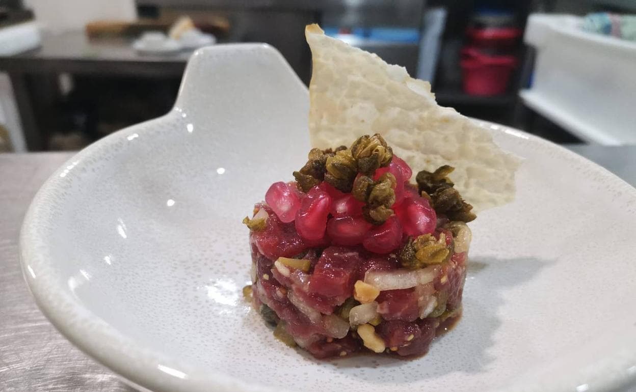 Tartar de ternera y granada elaborado por José Caracuel.