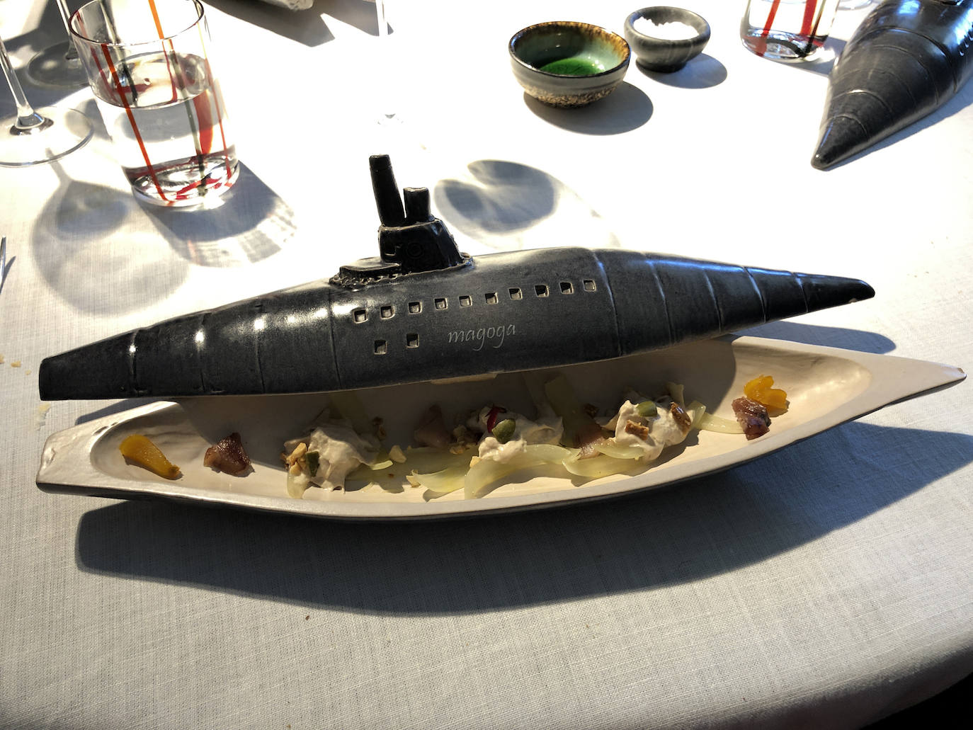 Magoga apuesta por una decidida defensa del producto de cercanía, reinterpretando la cocina cartagenera y murciana en clave contemporánea. Por ejemplo, la ensalada propia de la Región.