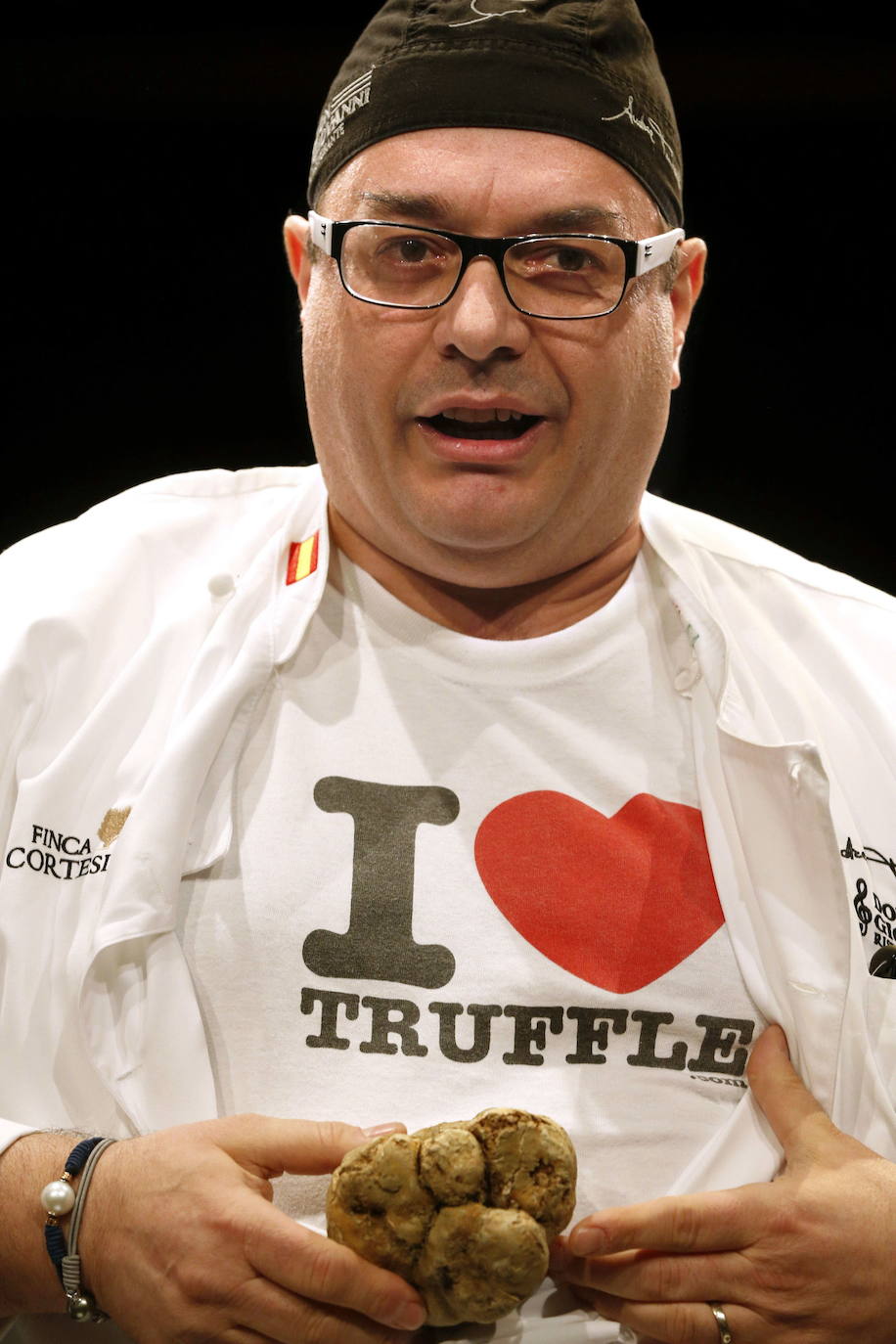 El chef italiano Andrea Tumbarello muestra una trufa blanca 