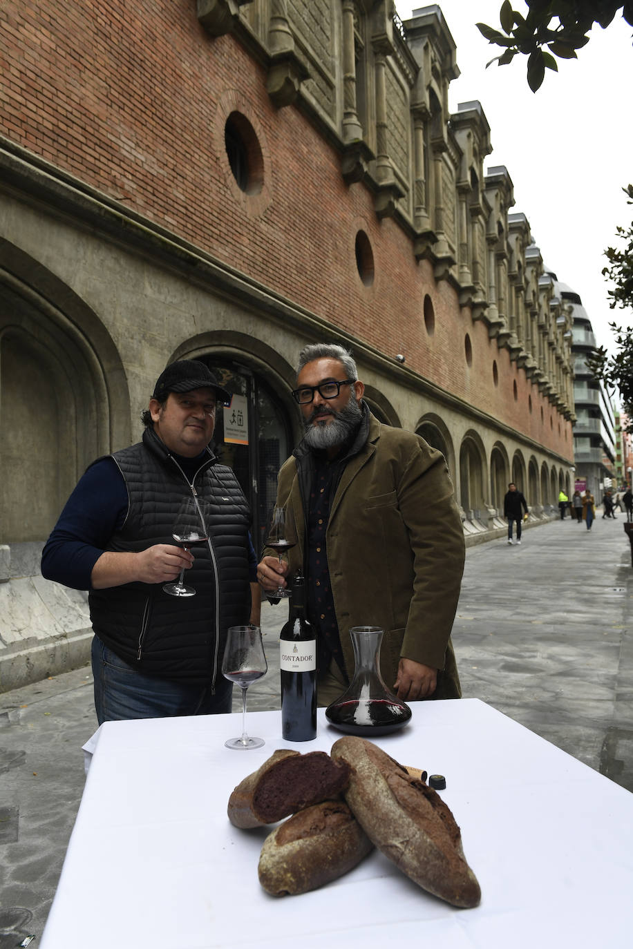 BenjamínRomeo y Roberto Fernández, con los panes de lías Contador. 