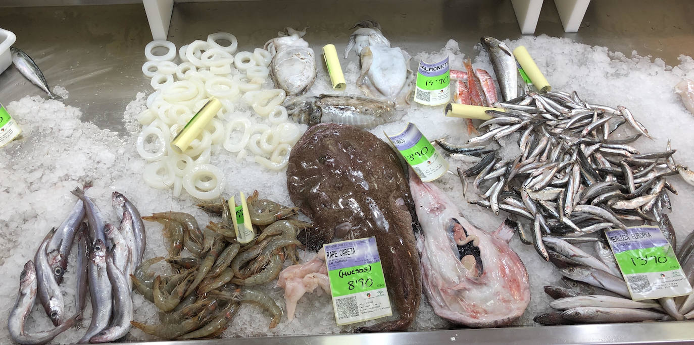 Pescadería Fernando Carrora de la Carretera de la Sierra, perfectamente abastecida
