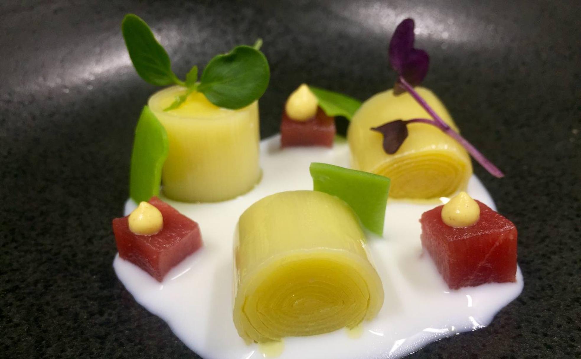 La receta de Marcos Pedraza: ajoblanco, puerros y atún rojo