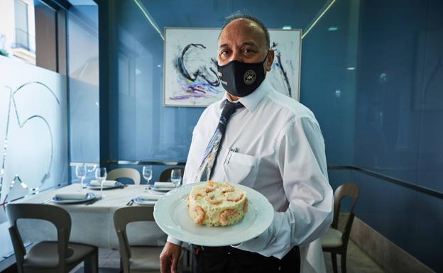 Imagen principal - Arriba Aparicio Heredia en Cunini, con su famosa ensaladilla. Abajo, la innovadora ensaladilla rusa de Rosario Varela, y Leo, que muestra la de gambas de Bar Hoces. 