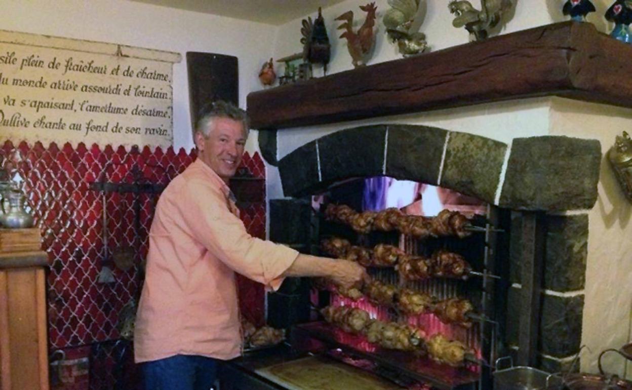 Dully, enclave suizo con tradición de pollos camperos a la brasa. 
