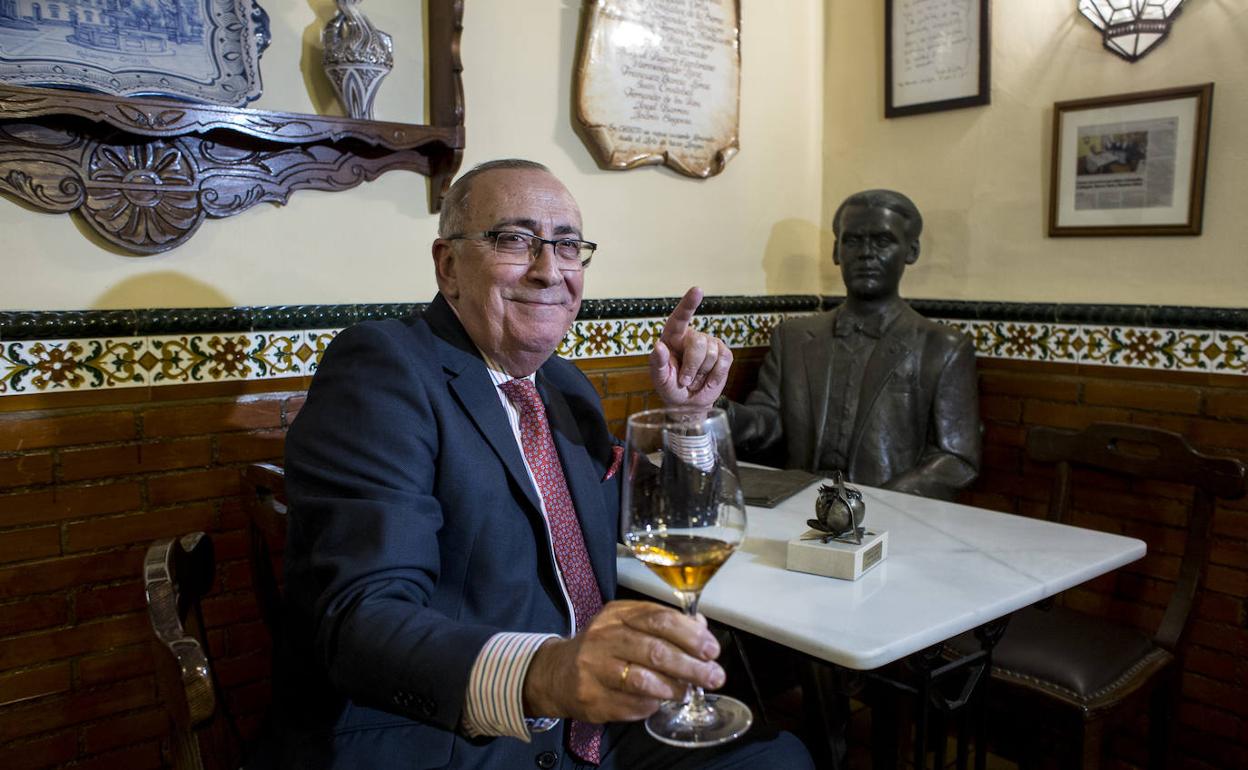 Flores brinda junto a la estatua de García Lorca con los lectores de IDEAL con uno de sus afamados vinos.