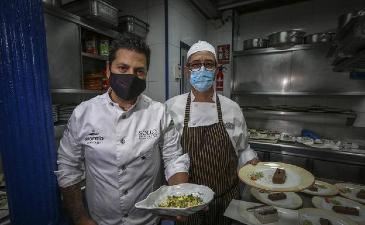 Diego Gallegos, de Sollo, junto al jefe de cocina de Chikito en el pasado Granada Gourmet. Ramón L. Pérez