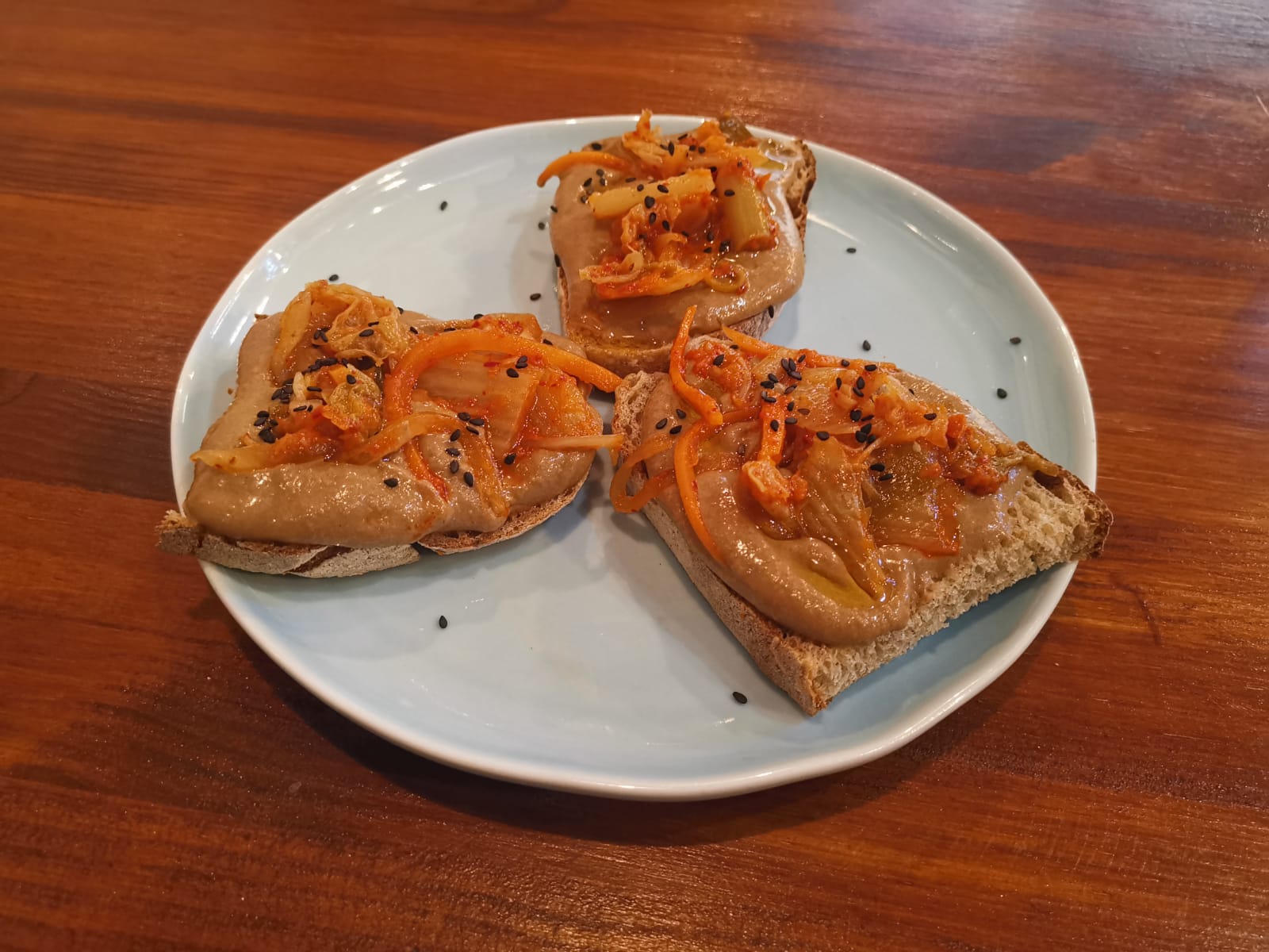Tostada de hummus con kimchi.