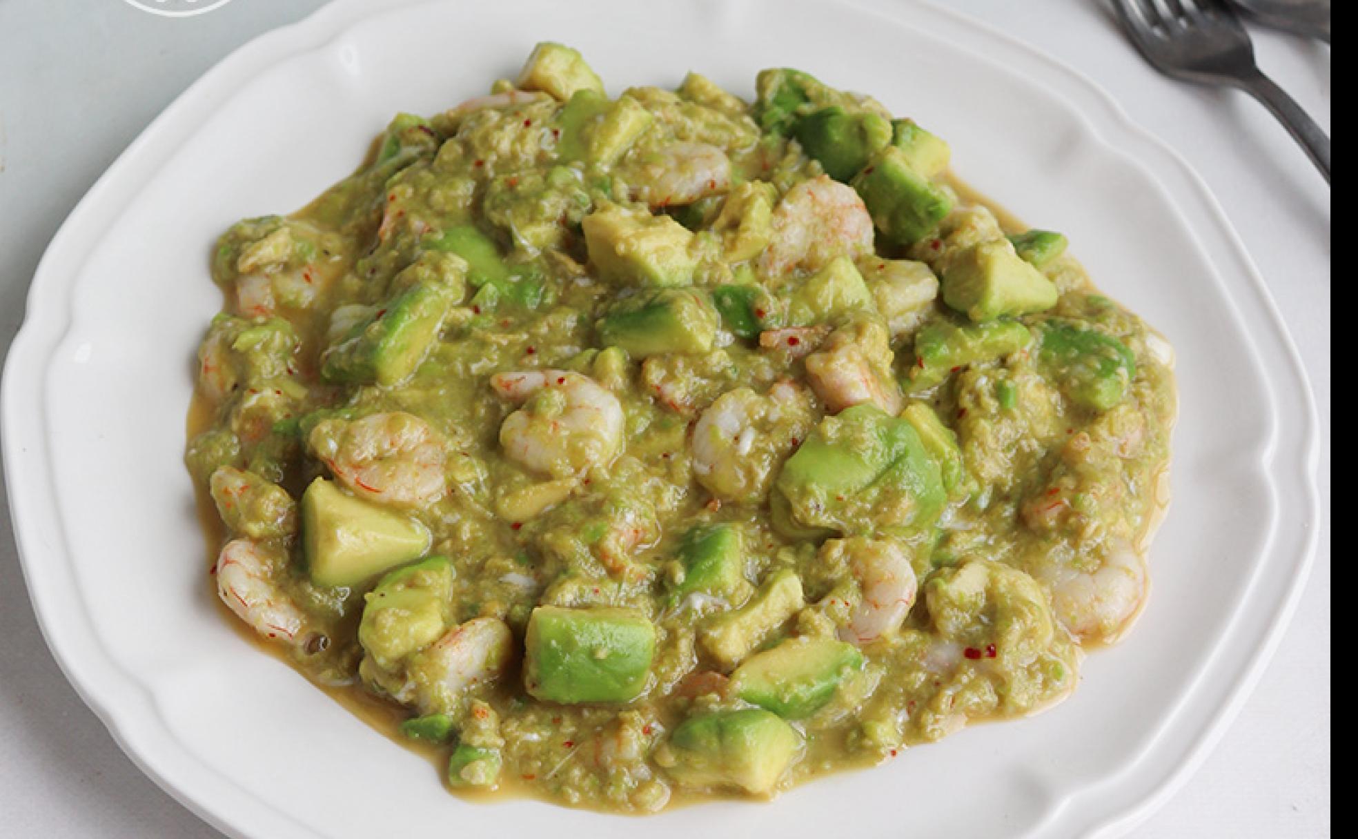 Receta de revuelto de aguacate y gambas de la Costa Tropical