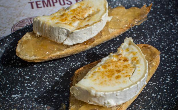 Tostada de queso de cabra y cebolla confitada. 