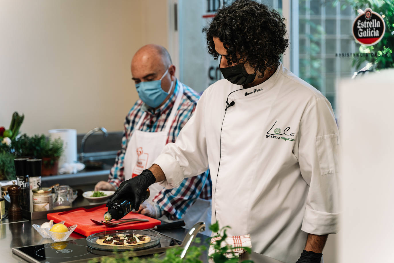 El chef David Perea el plena elaboración