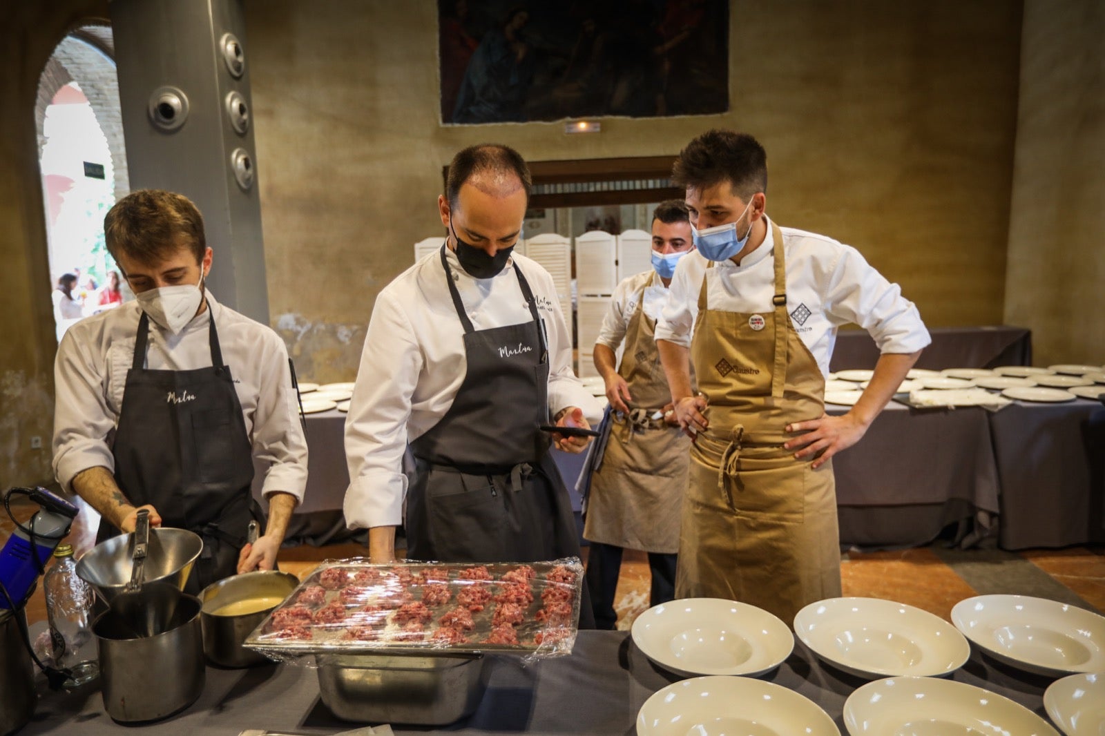 Un menú de primer nivel en un escenario de lujo.
