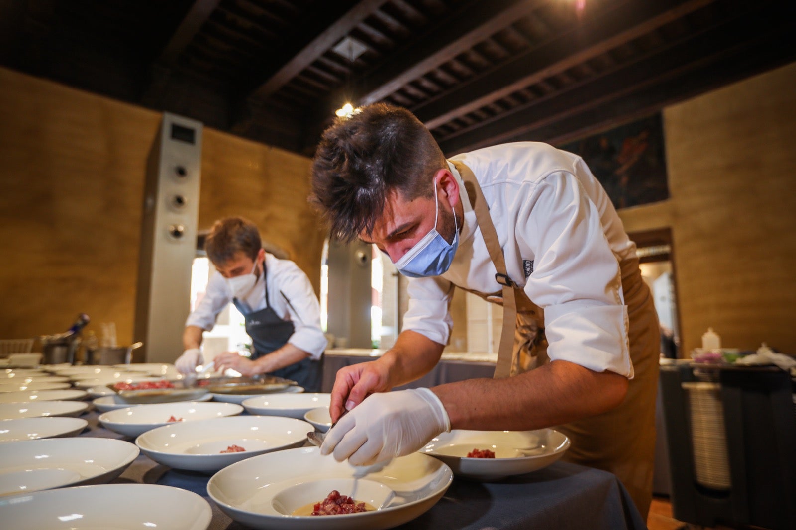 Un menú de primer nivel en un escenario de lujo.