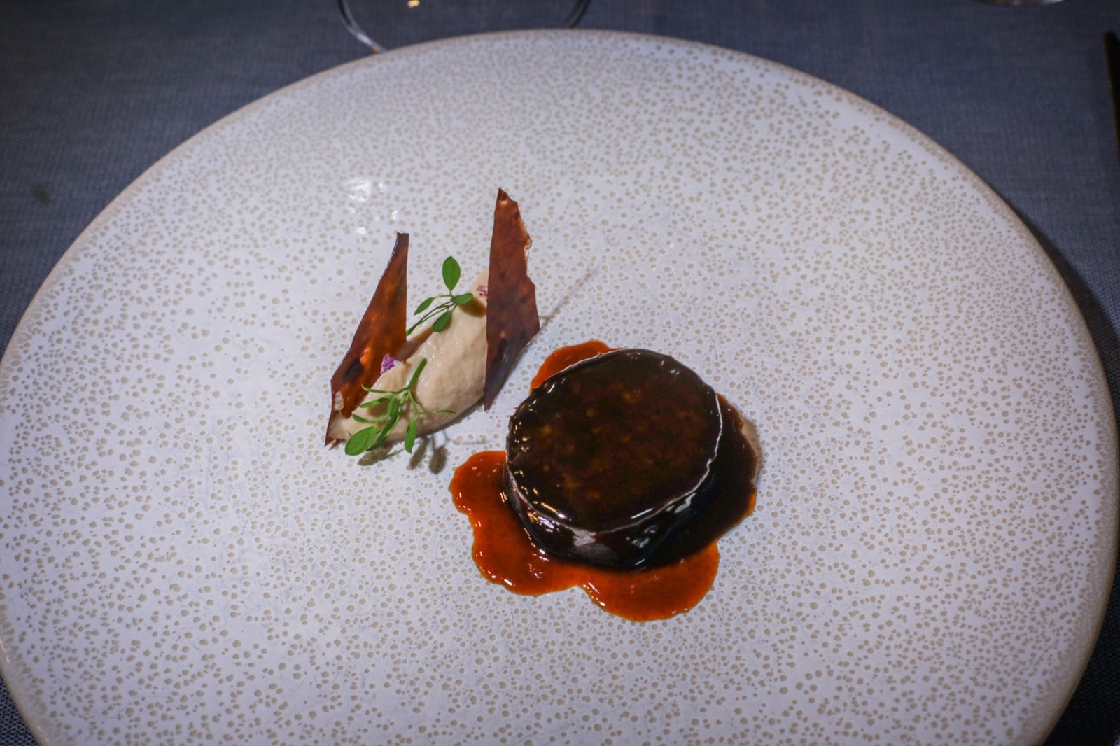 Un menú de primer nivel en un escenario de lujo.