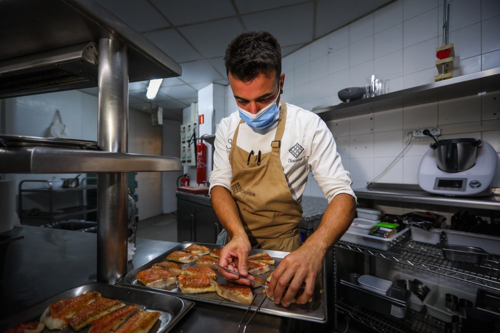 Un menú de primer nivel en un escenario de lujo.