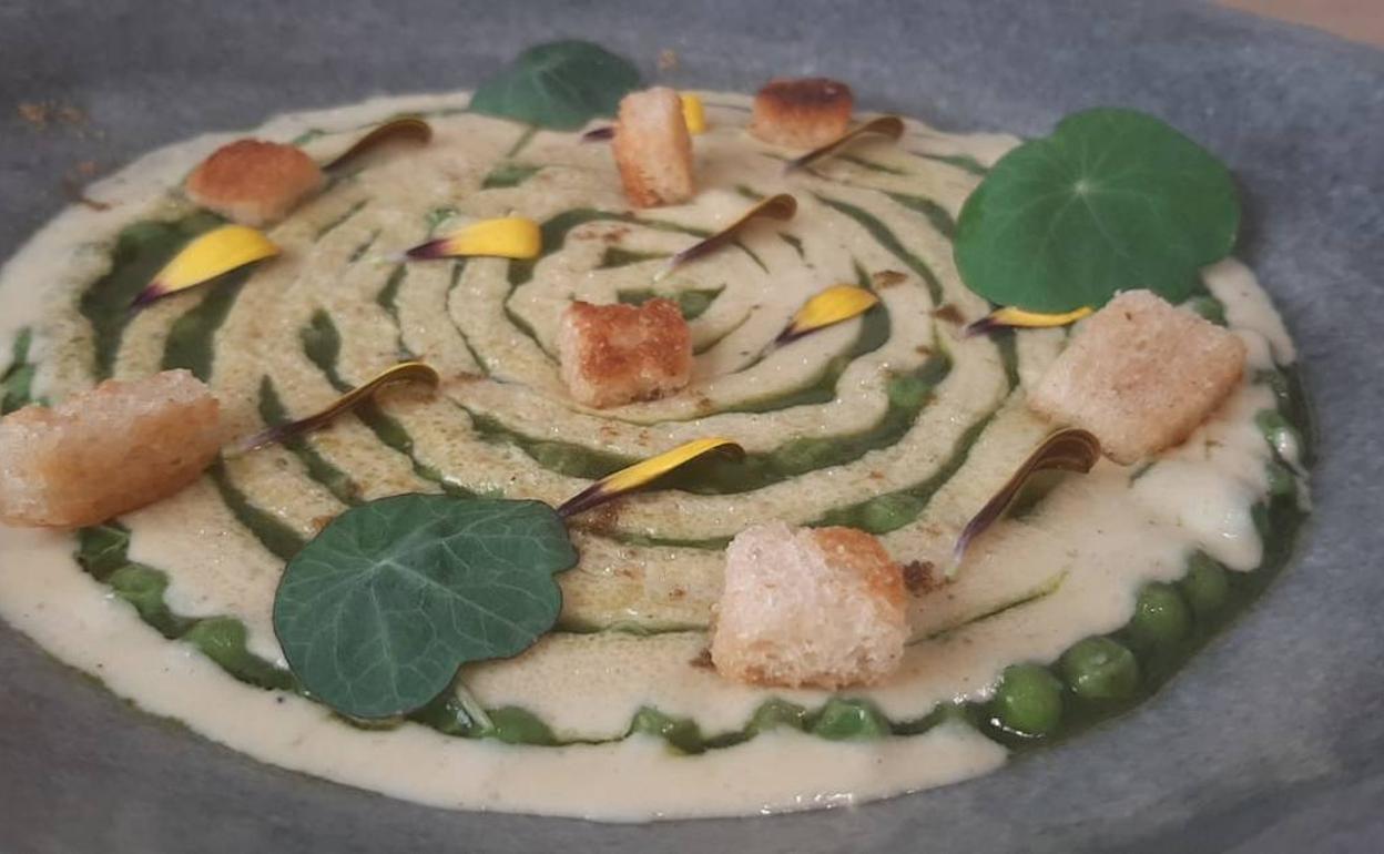 El refectorio: Guisantes, callos de bacalao y holandesa de huevo frito, de 'Atelier'