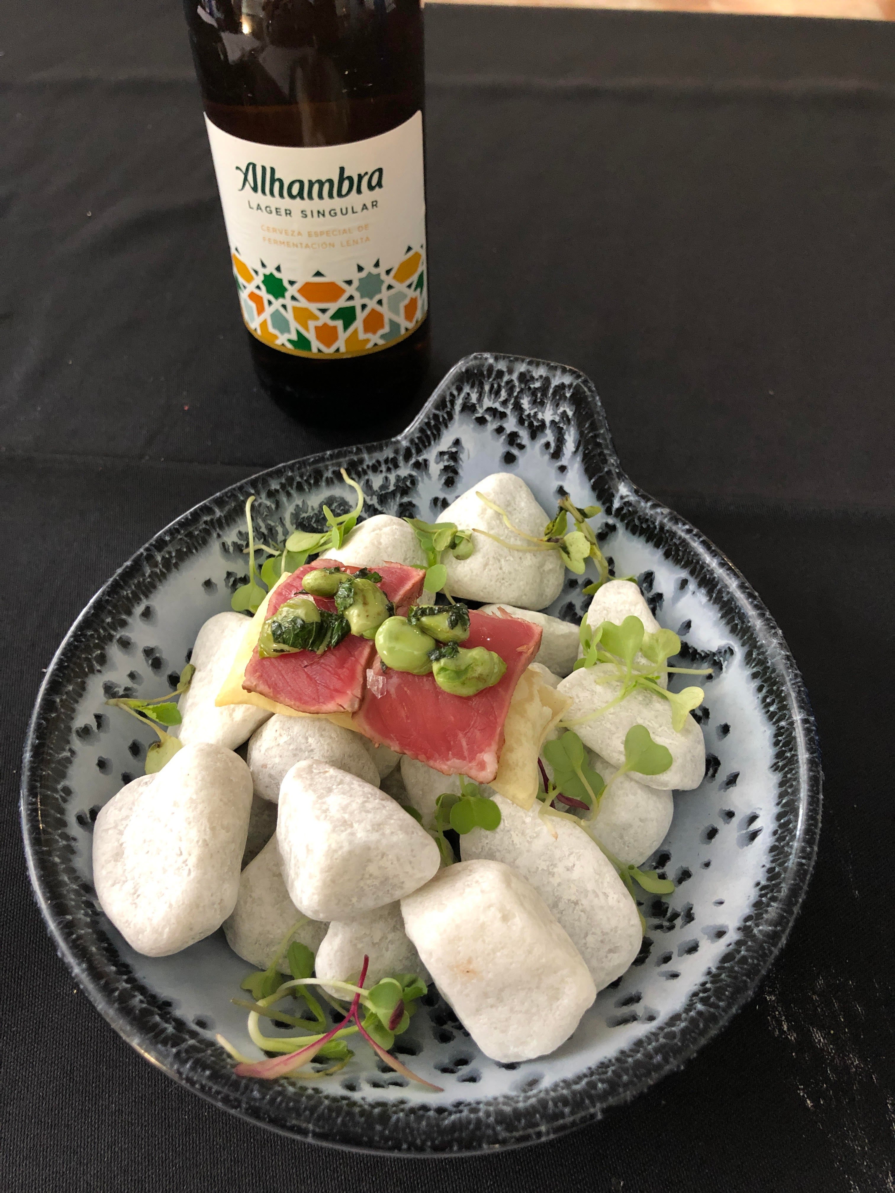 TERCER PREMIO | 'Tataki de ternera pajuna, holandesa de su grasa y habitas baby', de Cafetería Sibarita