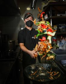 Imagen secundaria 2 - Estar en It's Vietnam es como adentrarse en las calles del país (1) | El auténtico sabor de Osaka también se cocina aquí (2) l Utopía se ha convertido en la gran referencia del ramen en Granada (3) 