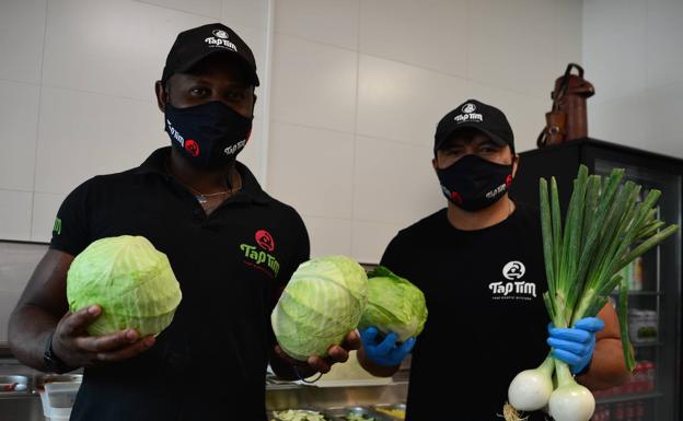 Los cocineros del Tam Tim, especializado en platos de Tailandia.
