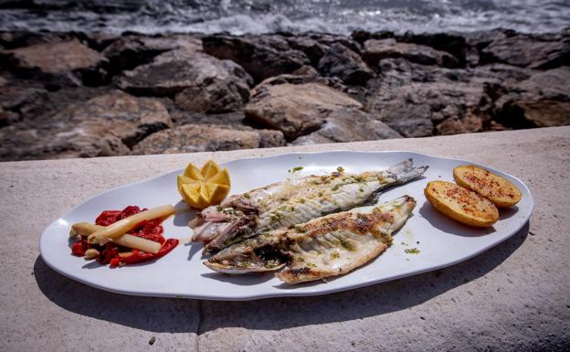 Plato de lubina abierta a la espalda, al estilo del chiringuito El Paraíso de Castillo de Baños.