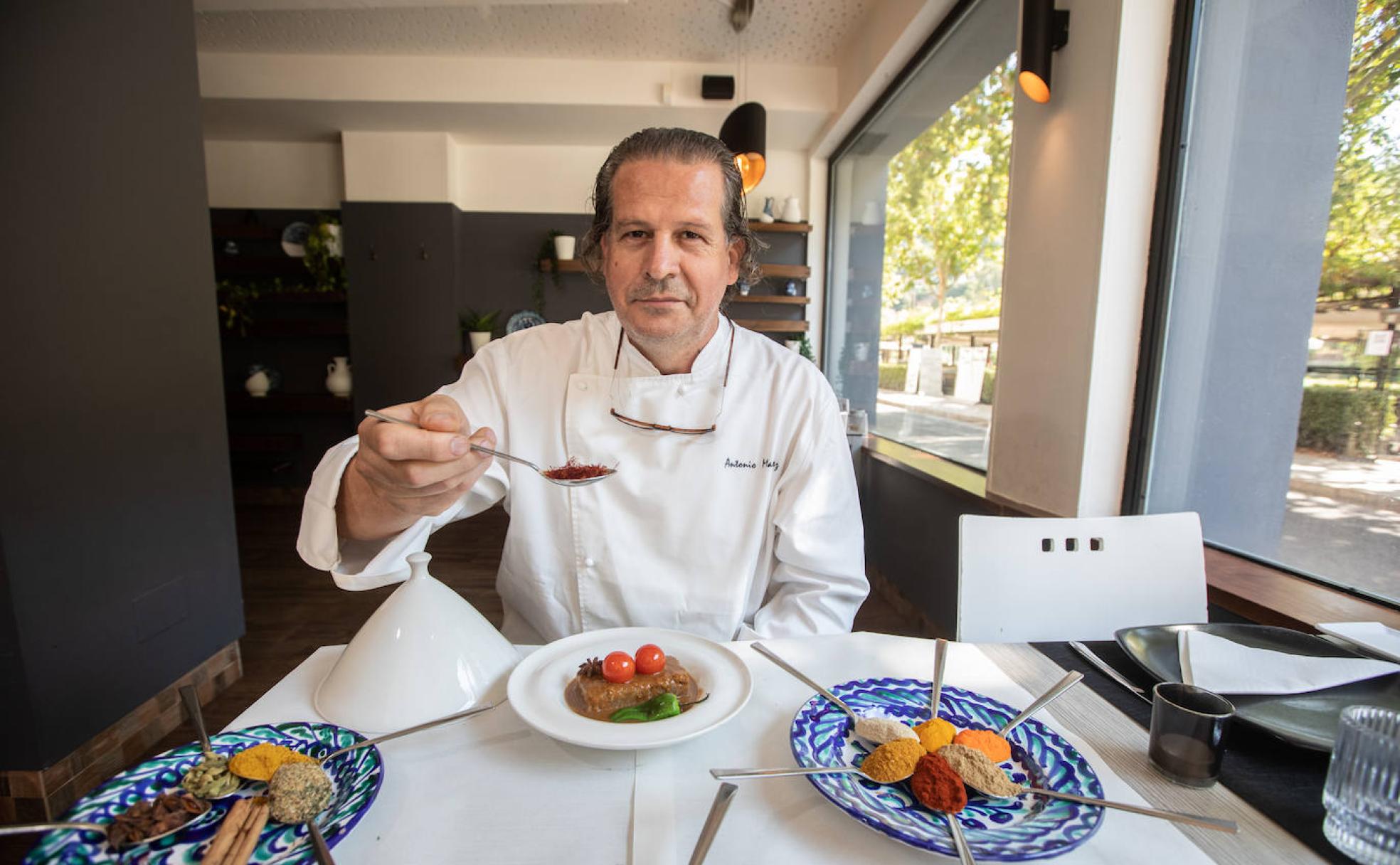 Antonio Martínez, jefe de cocina del restaurante Ruta del Azafrán, explica cómo sacar el mejor partido culinario a diferentes especias